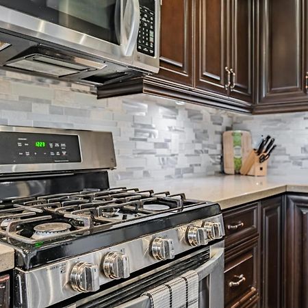 Beautiful Property In Downtown Core Close To Subway Station! Toronto Exteriér fotografie