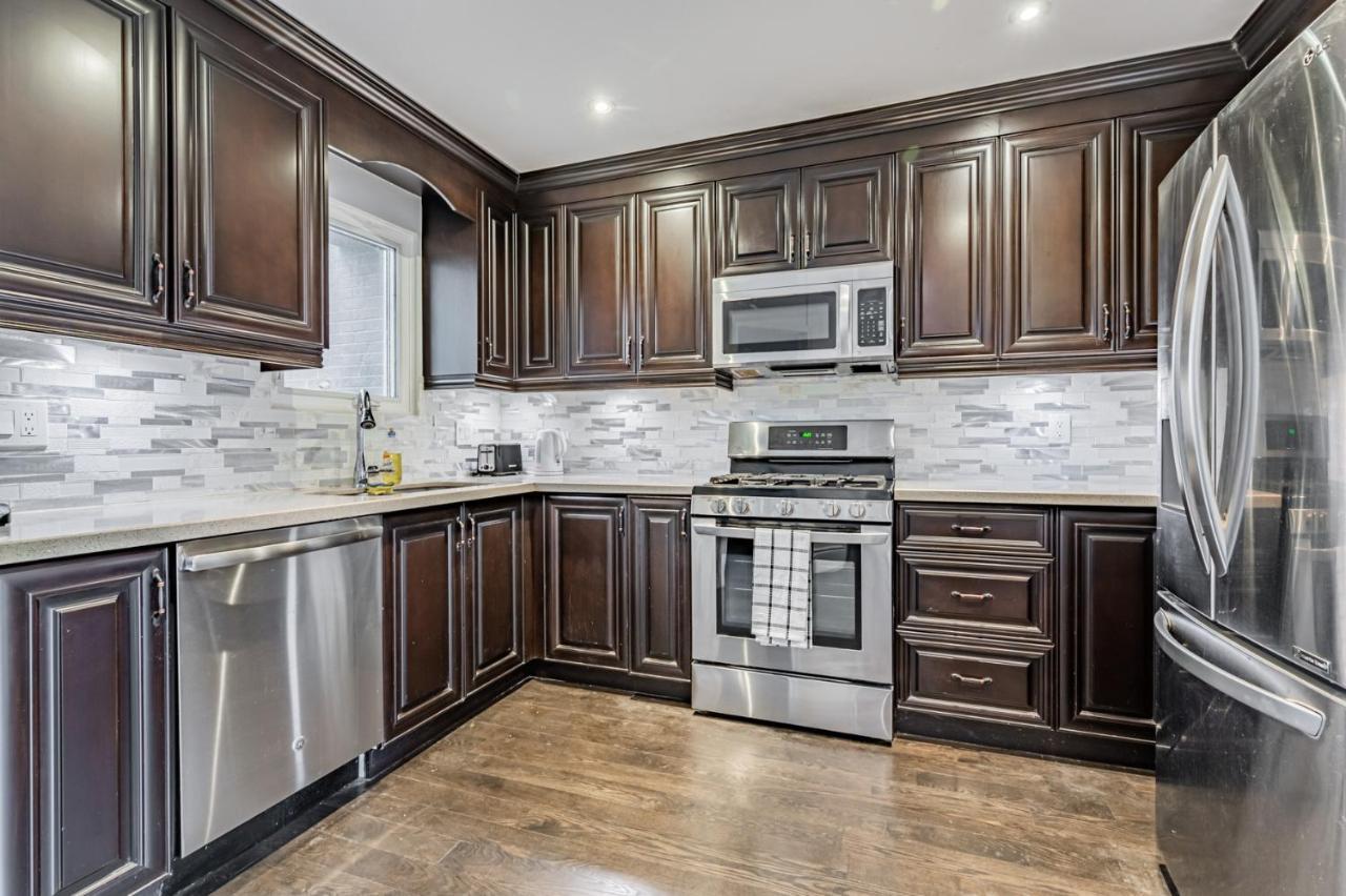 Beautiful Property In Downtown Core Close To Subway Station! Toronto Exteriér fotografie