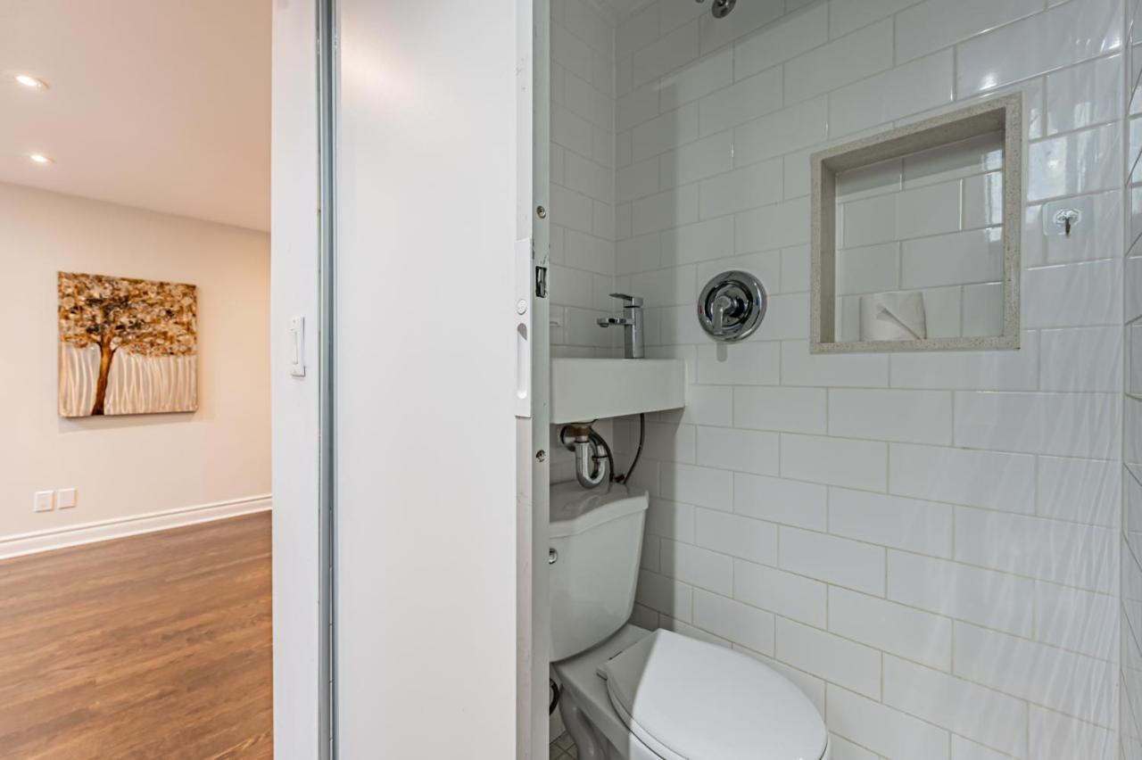 Beautiful Property In Downtown Core Close To Subway Station! Toronto Exteriér fotografie