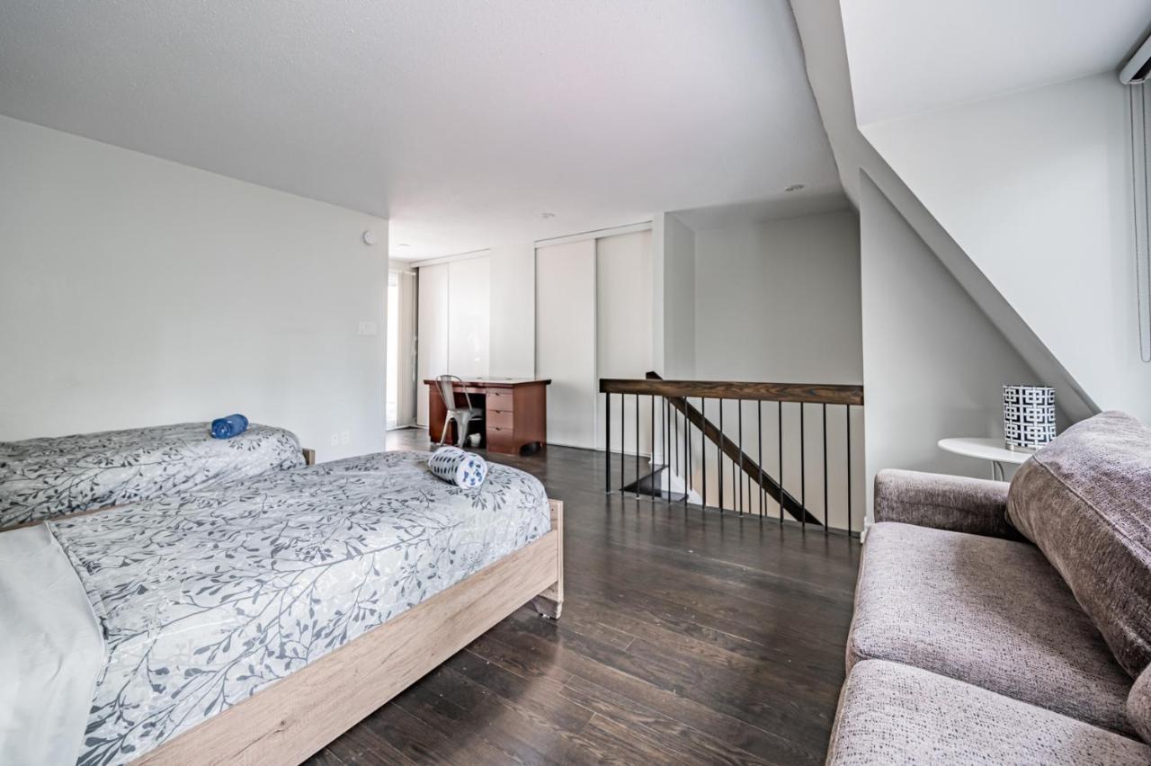 Beautiful Property In Downtown Core Close To Subway Station! Toronto Exteriér fotografie